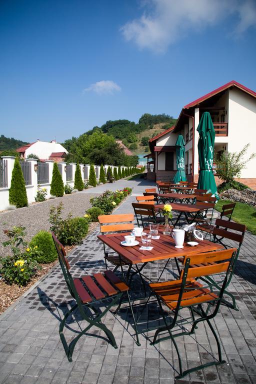 Country Court Bed & Breakfast Curteni Exterior photo
